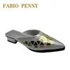 Pantofole moda europea e americana paillettes triangolo oro festa comode pantofole da donna scarpe tacco L230717