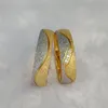 Anelli a fascia Matrimonio fatto a mano di alta qualità Unico designer occidentale Smerigliato smerigliato Gioielli in acciaio placcato oro 18 carati Anello per coppie 230427