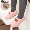 2021 Bébé Enfants Maison Pantoufles Hiver Filles Garçons Enfant Chaud En Peluche Coton Chaussures Wrap Talon Toddler Marche Pieds Nus Intérieur Pantoufles L230704