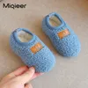 2021 Bébé Enfants Maison Pantoufles Hiver Filles Garçons Enfant Chaud En Peluche Coton Chaussures Wrap Talon Toddler Marche Pieds Nus Intérieur Pantoufles L230704