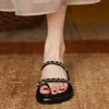 Kapcia 2023 Slipper Flat Bottom Non-Slip Metal Decor Women Outdoor Otwarte palce na plażę Sandały Sandały Sexy Fashion Design Buty Woman Buty L230717