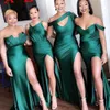 Bainha elegante verde brilhante vestido de dama de honra estilos mistos ombro a ombro comprimento até o chão com divisão sexy vestidos de dama de honra vestidos formais