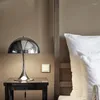 Bordslampor nordiska enkelt kreativa italienska svamp metalllampa för vardagsrum sovrummet sovrum studie skrivbord lyx