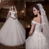 Un mariage en ligne au large de l'épaule D Appliques florales robes nuptiales Longueur du sol en dentelle sur mesure Robe de la mariée