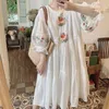 カジュアルドレス夏の女性服の森の刺繍ホリデースタイルラミーホワイトランタンスリーブレースコットンリネンドレスドレス