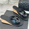 Womens Thong Sandal Flip-Flop Calfskin Wedge Low Chunky Heels 7cm Slippers With Camellia Flower Pearls Retro Round Toes Slides Designer Outdoor Leisure Beach Shoe