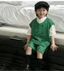 Kläder sätter pojkar väst kostym 2023 Springummer Green Plaid ärmlös Set Short Pants Korean Style Performance