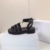 Designerstil svart platt häl sandaler lyxig metall spänne dekoration tjock sula casual strand sommarsandaler 35-42 med låda
