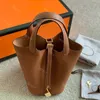 Bolsas de balde Bolsa de couro com trava Designer Bolsa ferragens de paládio ouro TOP Quality bolsa simples aberta Feminina Pele de bezerro picotina 18cm