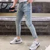 Jeans masculino rasgado verão fino distintivo bordado slim fit elástico versátil perna pequena calças compridas streetwear roupas masculinas