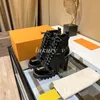 Designer Laureate Stiefel Damen Flamingos Love Arrow Medal Boot Winter Echtes Leder Grober High Heel Desert Chunky Heel Booties