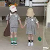 衣類セット兄弟姉妹は夏の服を一致させる韓国の子供の服の女の女の子の縞模様のドレス子供の男の子のスーツZ230717