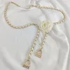 Bältesdesigner Gold Chain Belt Kvinnlig midja Blomma dekoration Klänning Metal Midjeband Korsett Vit för kvinnor Högkvalitativ lyx