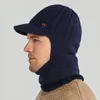 Moda Maschere per il viso Ghetta per il collo Cappello lavorato a maglia invernale 3 in 1 per uomo Distintivo in metallo Addensare Peluche Calore Berretto per pullover Tinta unita Bavaglino Cappello siamese Passamontagna per sci Velo 230717