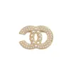 Luksusowa marka Letter Twist Brooch 18K-spłaty złoto Inkrustowani kryształowy rhineau biżuteria żeńska męska broszka urok Pearl Pin Wedding Party Party Prezent
