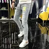 Jeans masculino rasgado verão fino distintivo bordado slim fit elástico versátil perna pequena calças compridas streetwear roupas masculinas