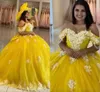 Magnifiques robes de Quinceanera jaunes dentelle appliques tulle perlé sur l'épaule fleurs faites à la main sur mesure Sweet 16 princesse Pageant robe de bal robe de bal vestidos