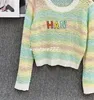 女子ニットティーデザイナー女性セータートップス刺繍文字女の子ビスコースクロップトップTシャツハイエンドラグジュアリーブランドの弾力性プルオーバージャンパーアウトウェア7IO1