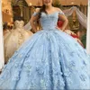 2023 Bescheidenes Ballkleid Quinceanera-Kleider Hellblaue Spitzenapplikationen Perlen Handgefertigte Blumen Sweet-16-Kleid für 15 Jahre Abschlussball-Party-Festzug-Kleider Maßgeschneidert schulterfrei