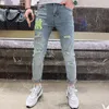 Jeans masculino rasgado verão fino distintivo bordado slim fit elástico versátil perna pequena calças compridas streetwear roupas masculinas