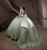 Apliques de renda verde sálvia Vestidos de quinceanera ombro a ombro com ilusão de laço espartilho de manga longa Saia bufante Vestido de estreia