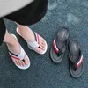 Slippare klassiska svarta flip flops för män sommar utomhus strand tofflor casual man andas thong sandaler med bågstöd glider l230718