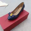 Designer talons hauts femmes bout rond chaussures arc en cuir verni talons hauts sandales talons bas chaussures de mariage fête rose bleu noir