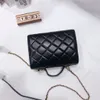 Bolso cosmético de lujo para mujer de diseñador superior con espejo Bolso de piel de oveja Retro Mini Bolso con solapa Bolso de metal Cadena de mensajero de hombro Bolso de moda para mujer