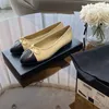 Flat häl loafers balettlägenheter klassiska designer klänningskor glid på kohuddansskor mode kvinnor svart rund tå sko sandal läder bowknot med box bowtie