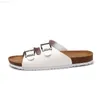 Talltor 2022 Nya sommarmän tofflor Comfort Soft Cork Två spänne glider skor utomhus eller inomhus flip flops strand män skor sandaler l230718