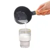 وعاء الحليب يرش الزيت الذي يصب غاز صغير صغير