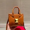 2023 Italie et France vente chaude boutique peau de vache sac pour femme couleur unie double poignée petite poche une épaule sac à bandoulière concepteur tout nouveau style simple