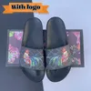 Slippers Designer slippers strand Mannen Vrouwen dia's met Dust Bag kaart Schoenen zwarte bloemen Aardbei print web rubberen glijbaan sandalen groene bloemen Sandaal L230718