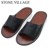 Тапочки Stone Village Новые подлинные кожаные домашние тапочки Quality Women Men Slippers без скольжения крутые крытые туфли Мужчины Женщины Летние сандалии x1020 L230718