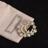 Broche fleur en cristal sertie de diamants double lettre or antique design sens créateur de bijoux premium cadeau banquet mariage