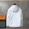 Abrigo corto de chaqueta de bolsillo grande de manga larga con capucha para hombre de primavera, bolsillo grande práctico y de moda, tela de nailon que se siente suave y cómoda, versión suelta de la moda.