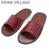 Тапочки Stone Village Новые подлинные кожаные домашние тапочки Quality Women Men Slippers без скольжения крутые крытые туфли Мужчины Женщины Летние сандалии x1020 L230718