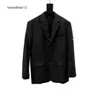 Het minimalistische zwarte pak van de hoge versie B-familie is gemaakt van een wolmix en fijn gesneden waardoor het veelzijdig en geschikt is voor zowel mannen als vrouwen balenciga