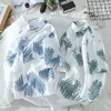 Мужские повседневные рубашки на гавайских цветочных рубашках с коротким рукавом летняя тенденция красивая пляж Гонконг в стиле защита солнца 230718