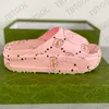 2023 Womens Platform Sandals Slids Rubber Slides مصمم النعال المضادة للانزلاق الفاخرة الفاخرة السميكة السفلية الشاطئية تتخبط متعددة المواسم متعددة الموسم مع مربع NO438