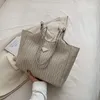 Sac fourre-tout à chaîne plissée pour femme - Nouvelle tendance 2023, sac à bandoulière simple haut de gamme polyvalent, sac à main sous les bras en rose et noir