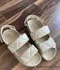 Milan 2023 Nya sommarkvinnor Sandal Prad Fashion Magic Tape Women Luxury Designer Slipper Casual Beach Shoes Double Buckle Non-Slip Slides