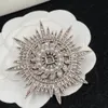 Diseñador de lujo Silver Circle Pins Broches Pearl Full of Diamond Crystal Fashion diseñador de la marca de joyería para hombres y mujeres de alta calidad con caja