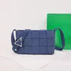 Neue geflochtene Tofu-Tasche. Modische hochwertige Designer-Tasche, einfache und praktische lässige Denim-Umhängetasche.
