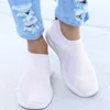 Klänningskor kvinnor platt slip på vita skor kvinna lätta vita sneakers sommar hösten casual chaussures femme modekorg lägenheter skor l230717