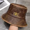 Läderdesigner hink hatt cappello mens hink hatt för kvinna bob klassisk guld spänne lyxiga hattar flat street sunhat