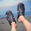 Slippers designer gelé tofflor män ihåliga sandaler sommaren andningsbara vatten sandaler manliga trädgårdssko ihåliga strand tofflor flip-flops l230718