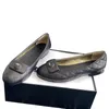 23ss Damen-Kleiderschuhe, Designer-Slipper aus Schaffell, runde Zehenpartie, Ballettschuh mit Fliege, Perlen, glitzernder Tüll, Slip-On-Sandalen, niedrige Absätze, Slides, Damen-Flip-Flops, Pantoletten