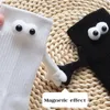 Calzini da uomo 1 paio Coppie Funny Sox Attrazione magnetica creativa Mani Club Celebrity Ins Black White Cartoon Eyes