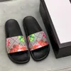 Slippers Designer slippers strand Mannen Vrouwen dia's met Dust Bag kaart Schoenen zwarte bloemen Aardbei print web rubberen glijbaan sandalen groene bloemen Sandaal L230718